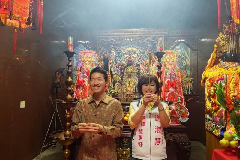 國民黨徵召參選北市士林、大同選區立委的北市議員游淑慧（右），6月29日晚間與民進黨現任立委何志偉（左）在士林區公館里關聖帝君廟年度慶典餐會同框，引發討論。翻攝游淑慧臉書