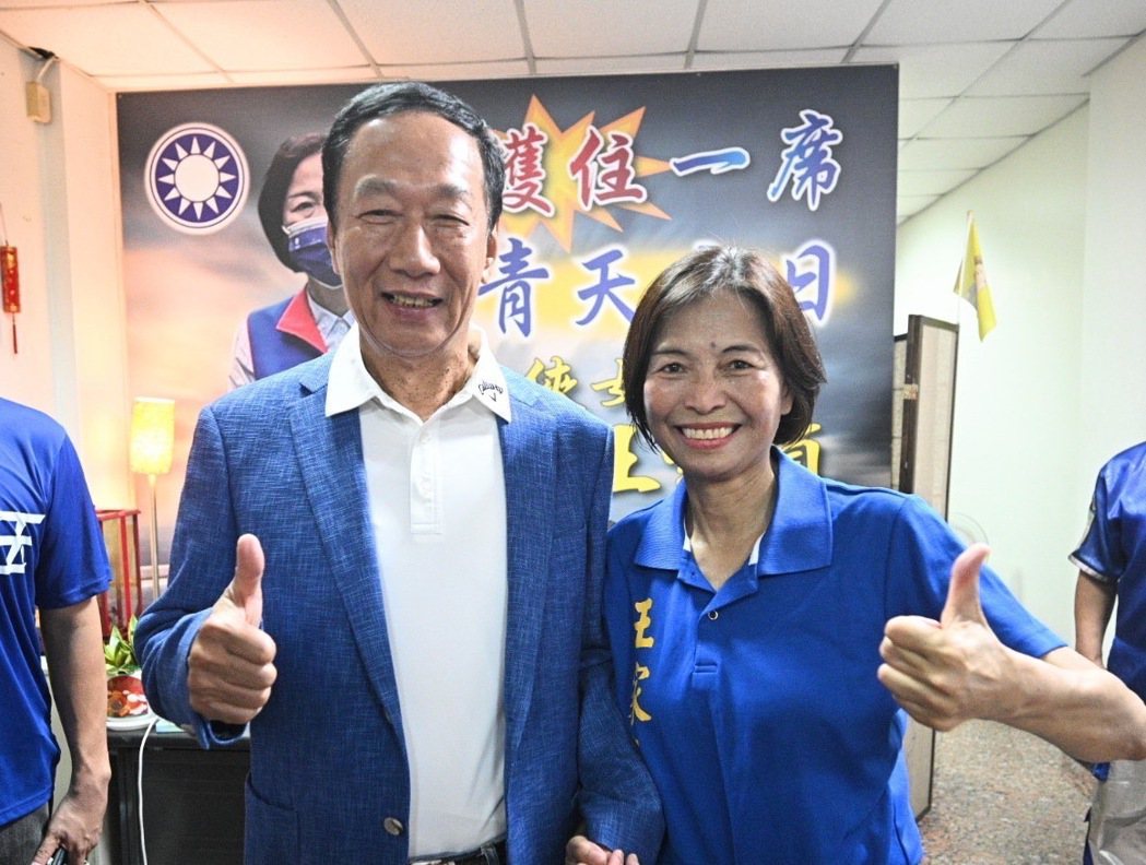 郭台銘今天到台南為國民黨提名立委參選人王家貞站台。郭辦提供