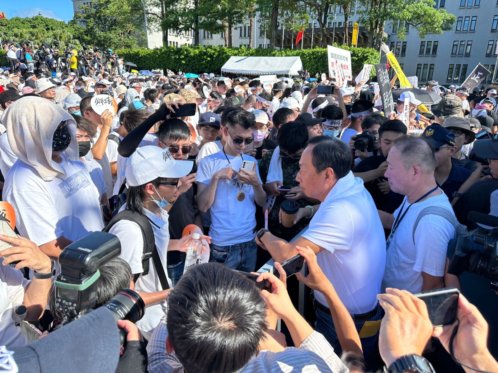 郭台銘致詞後,沒有馬上離開現場,在現場接受民眾陳情。林啟弘攝