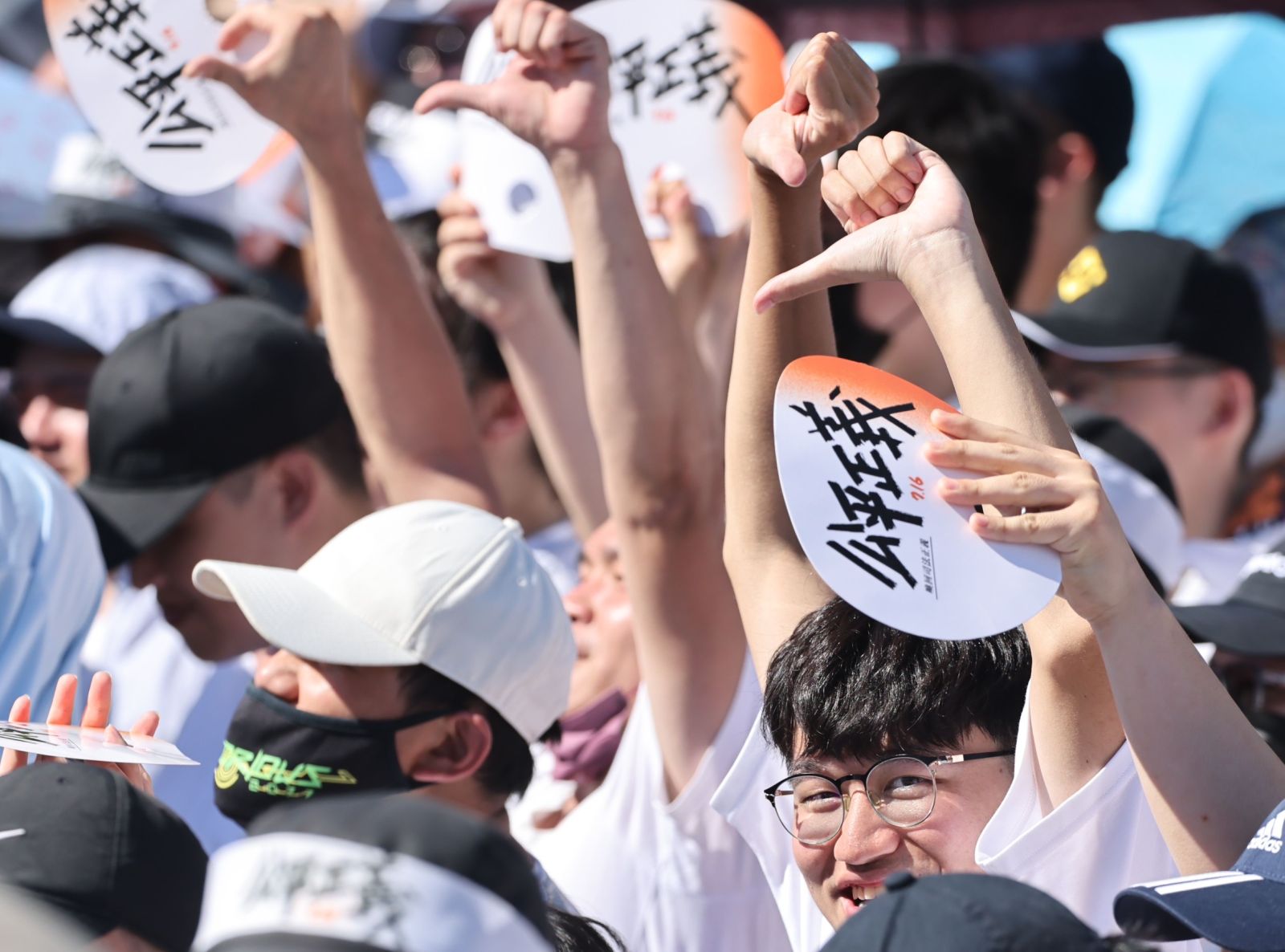 台下民眾比倒讚。林啟弘攝
