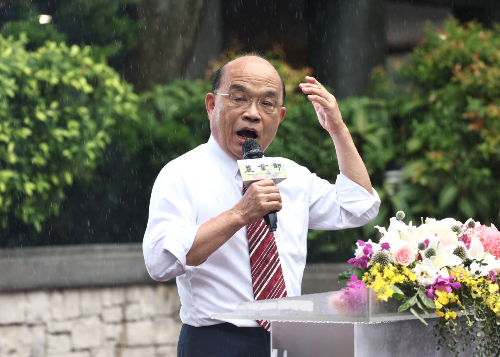 蘇貞昌同樣婉拒撐傘,在大雨中致詞。林啟弘攝