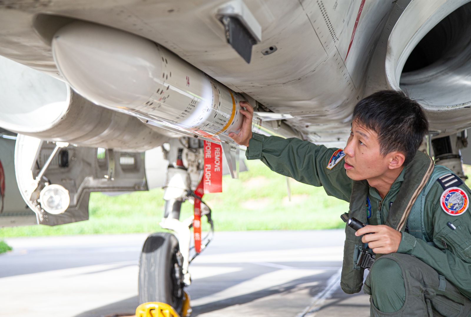 飛行員檢查機況。軍聞社