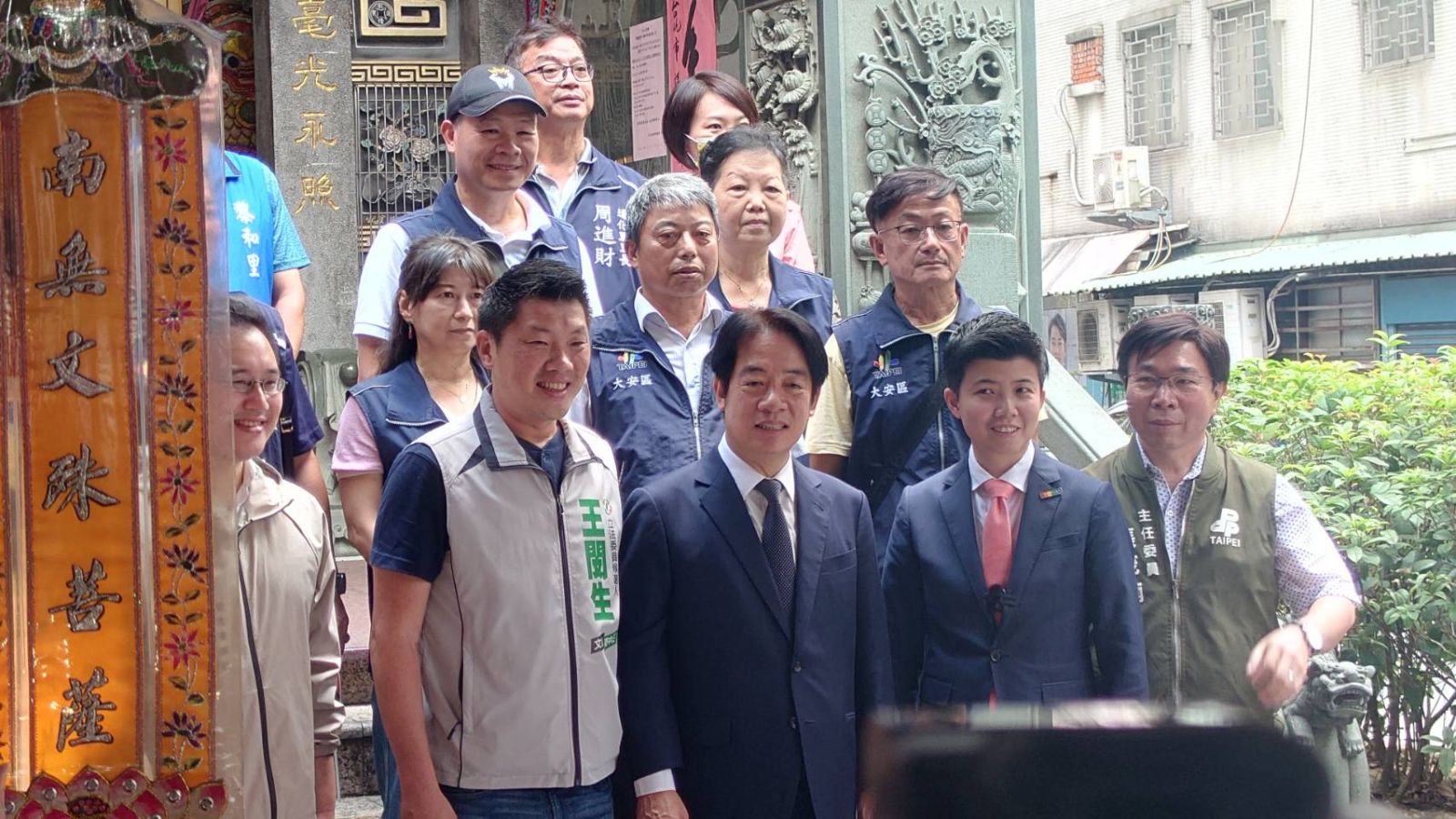 賴清德赴火聖廟參香,立委參選人苗博雅(前排右二)、王閔生(前排左二)陪同。蘇聖怡攝