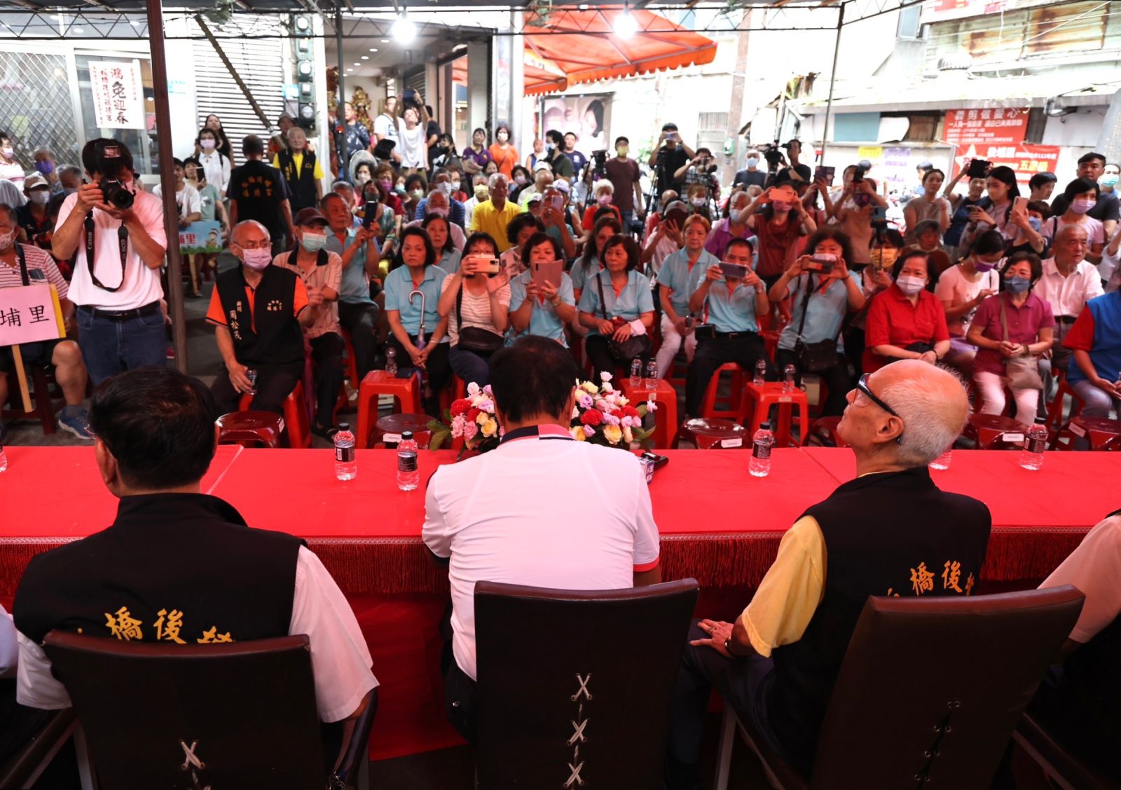 郭台銘24日下午到新北市土城五穀先帝廟參拜並進行廟口開講。林啟弘攝