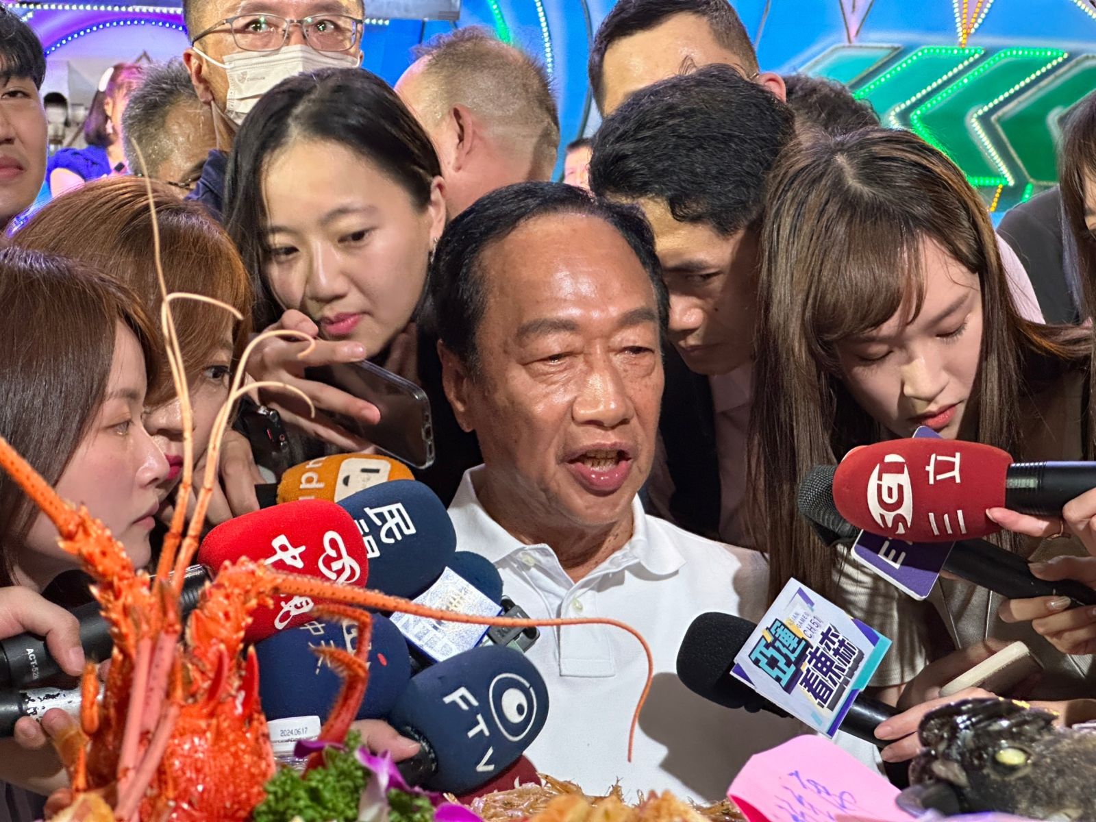 柯文哲離去後,郭台銘單獨受訪。林啟弘攝