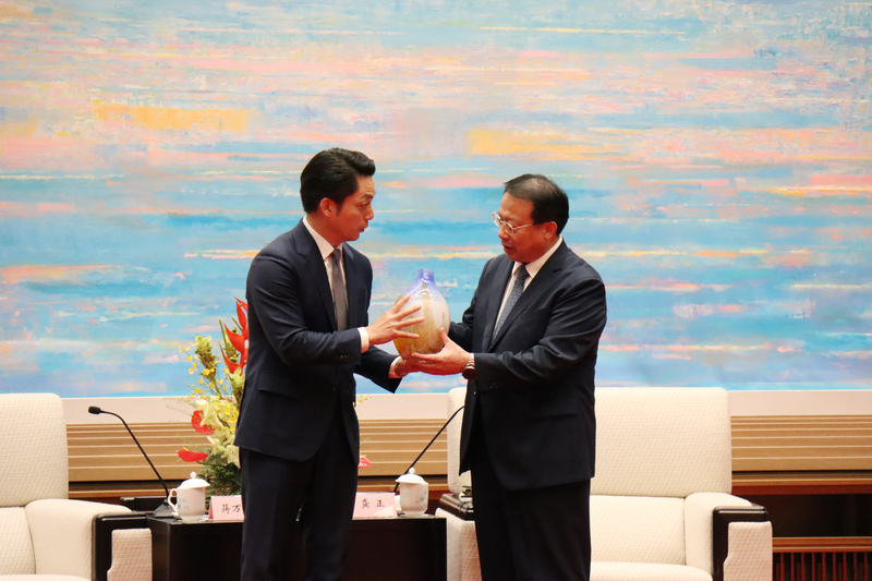 蔣萬安(左)29日率團抵達上海參加雙城論壇,晚間與上海市長龔正(右)會面。中央社