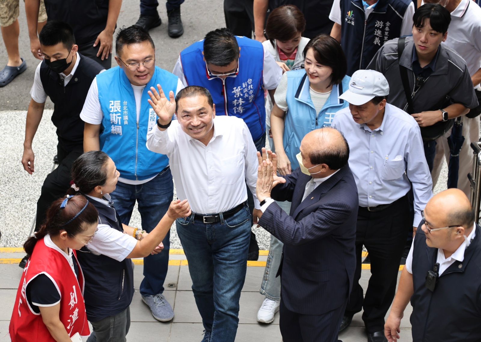 侯友宜宣布65歲以上長者健保全額補助。林啟弘攝