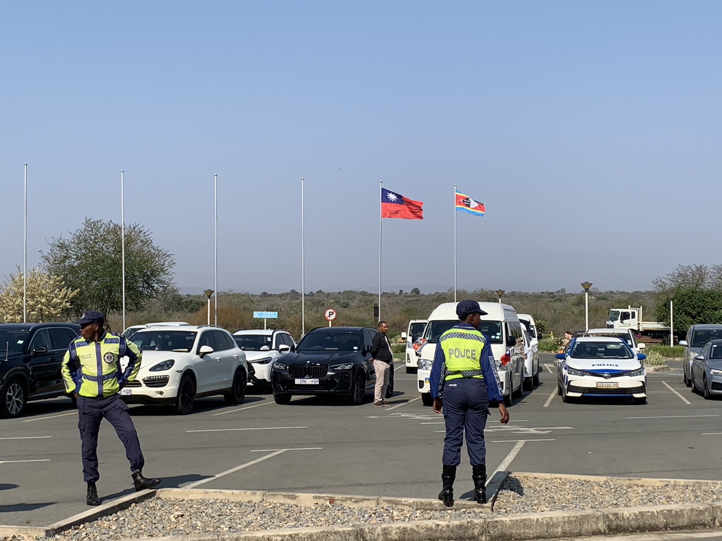 史國街上隨處可見警察在路口站崗。張英嬌攝