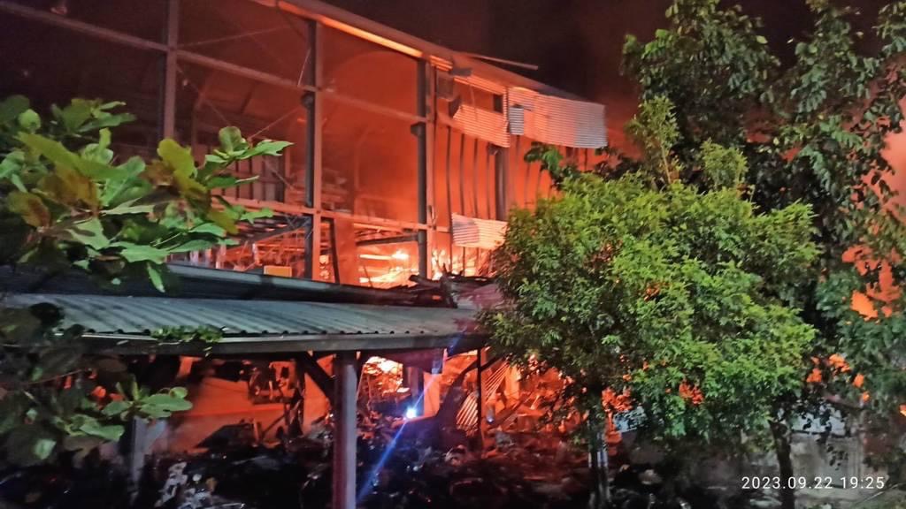 高爾夫球製造工廠氣爆火警,火勢持續延燒。屏東縣消防局提供