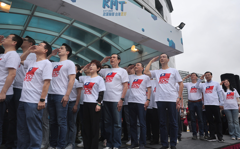 國民黨10日在中央黨部前廣場舉辦民國112年國慶升旗典禮,黨主席朱立倫(右4)帶領黨員轉身向國旗行舉手禮。中央社
