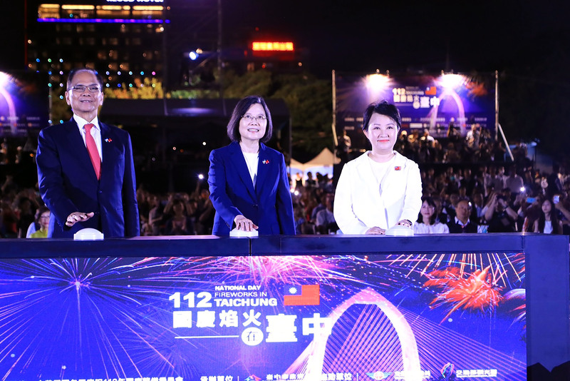 112年國慶焰火10日晚間在台中市中央公園盛大施放，由總統蔡英文（中）、立法院長游錫堃 （左）及台中市長盧秀燕（右）共同按鈕啟動。台中市政府提供