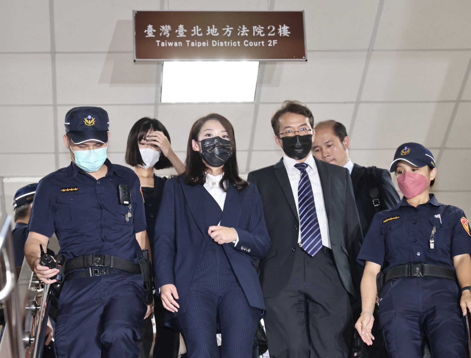 高虹安結束庭訊步出法院。林啟弘攝