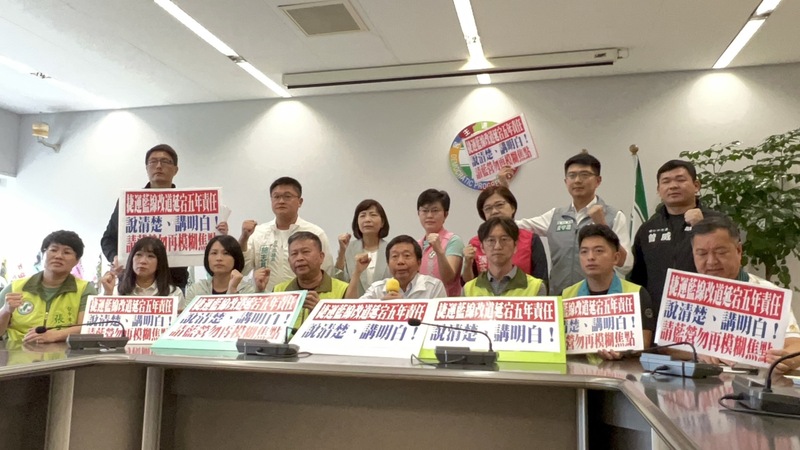 民進黨台中市議會黨團召開記者會,指盧秀燕上任後更改中捷藍線路線及站點,經費暴增才遲未獲核定。中央社