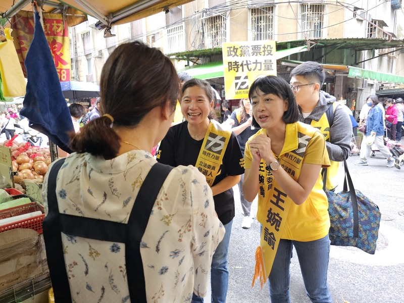 王婉諭率不分區立委參選人市場拜票。中央社