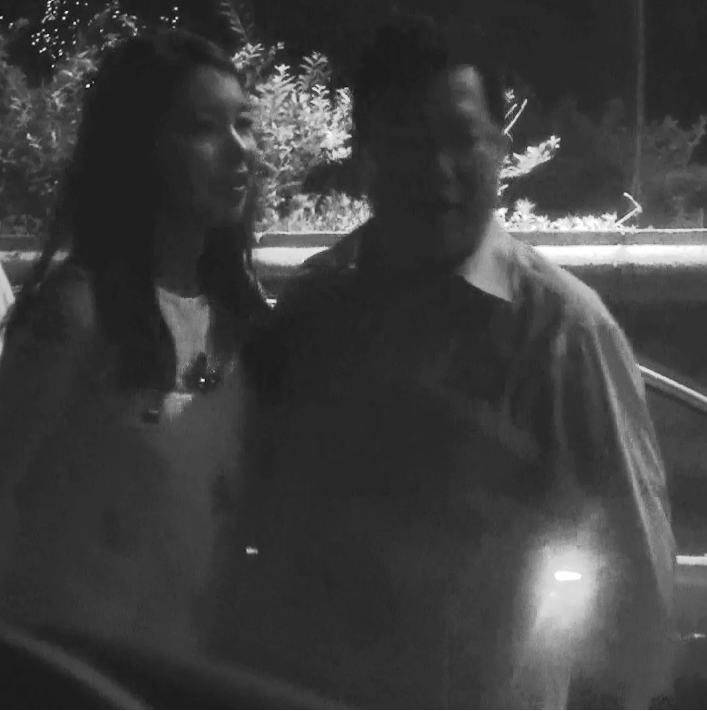 疑似鄭文燦男子,與身分不明女子牽手+擁抱。翻攝《Next逆襲》粉專