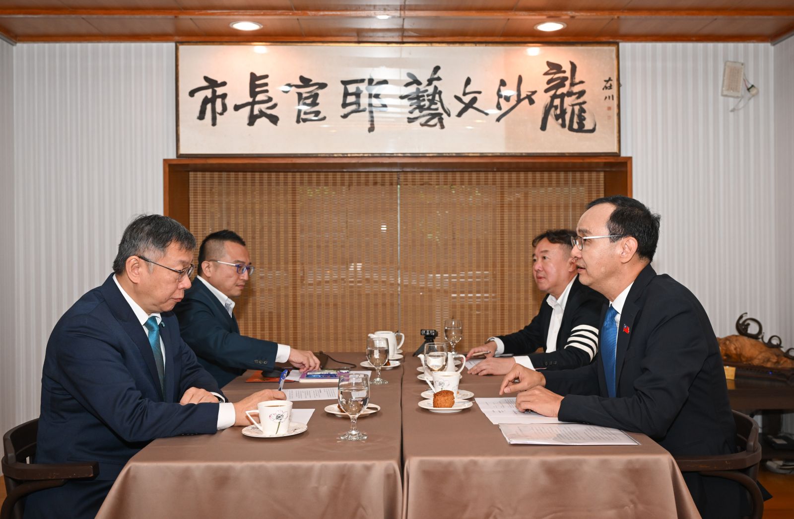 藍白合政黨協商上午在市長官邸藝文沙龍登場。林啟弘攝
