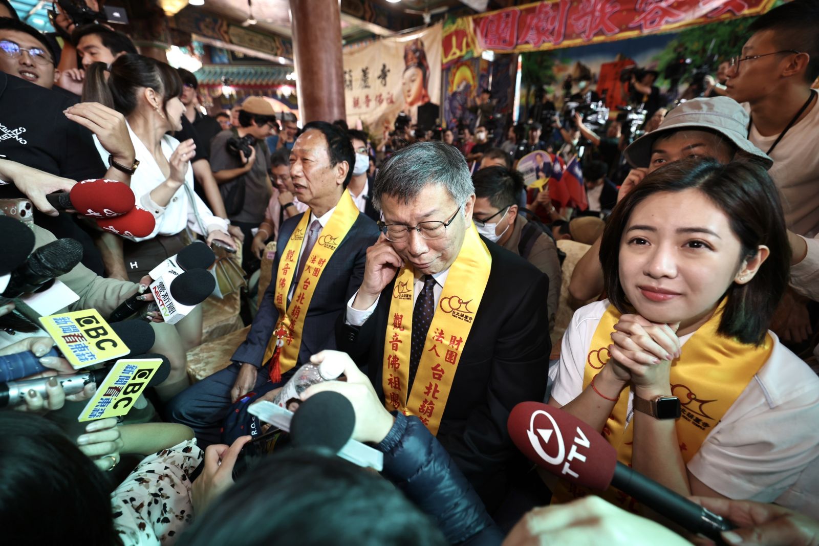 侯友宜、郭台銘比肩而坐。林啟弘攝