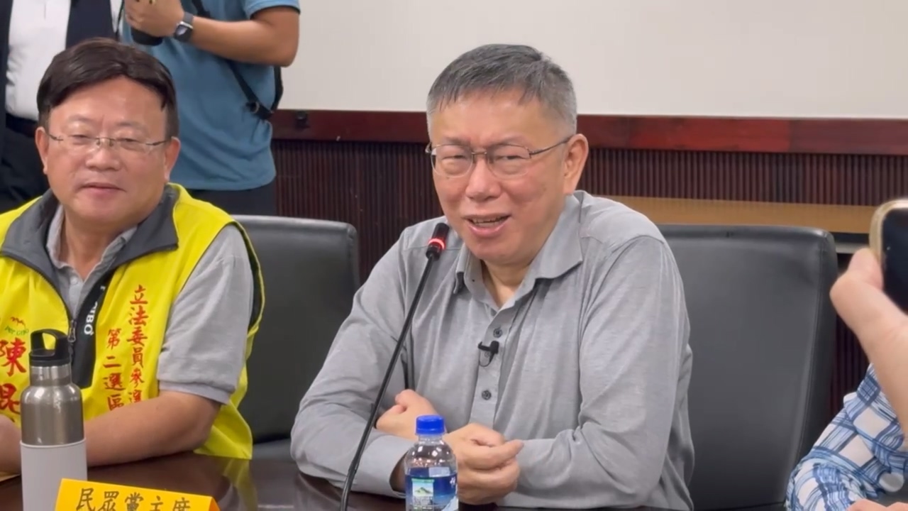 柯文哲(右)今天到台南市議會拜會無黨團結聯盟,並回應「藍白合」議題。辛啓松攝