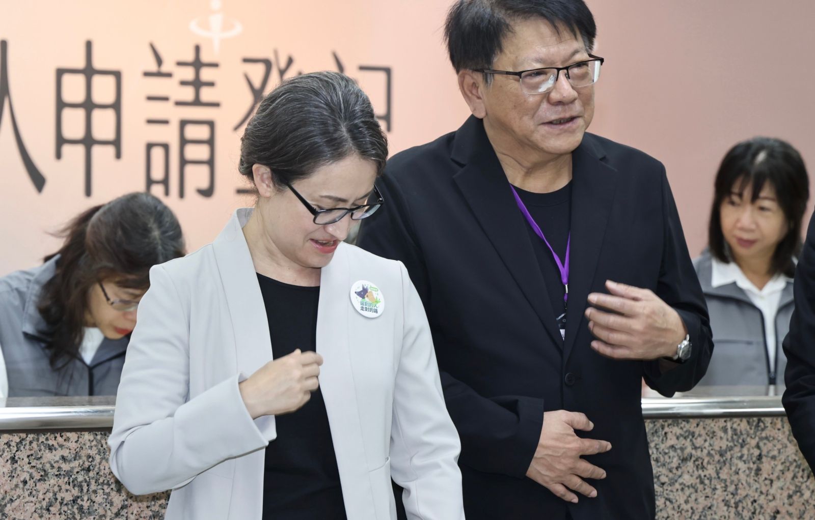 賴清德、蕭美琴配戴「貓狗胸章」相當吸睛,這是競辦前天晚上才新增的巧思。林啟弘攝