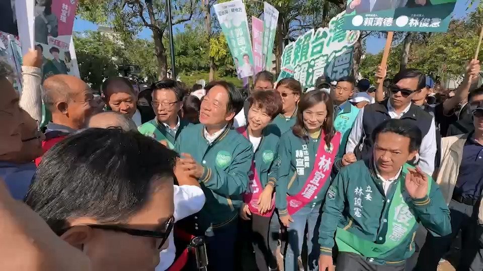 賴清德離開造勢活動時,也向支持者問候。辛啓松攝