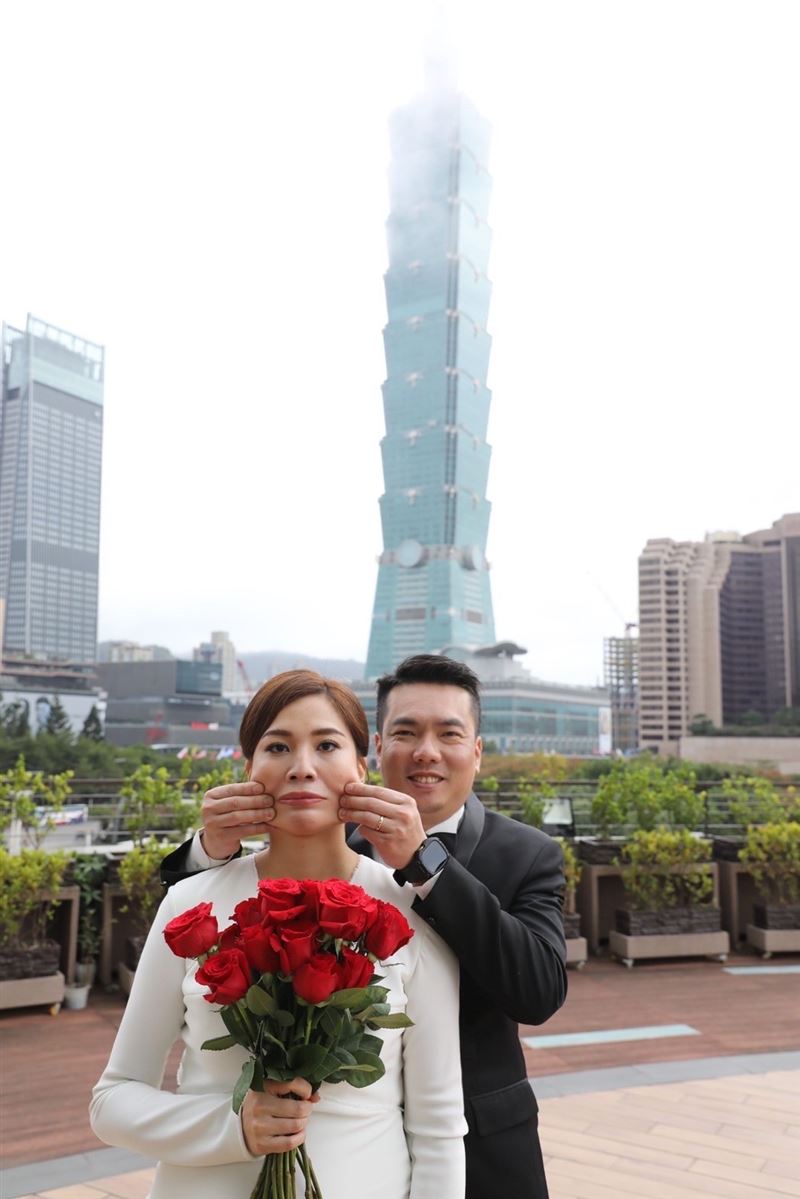 國民黨北市議員鍾沛君分享與交往3年的歌手男友陳布朗結婚的婚紗照。鍾沛君提供