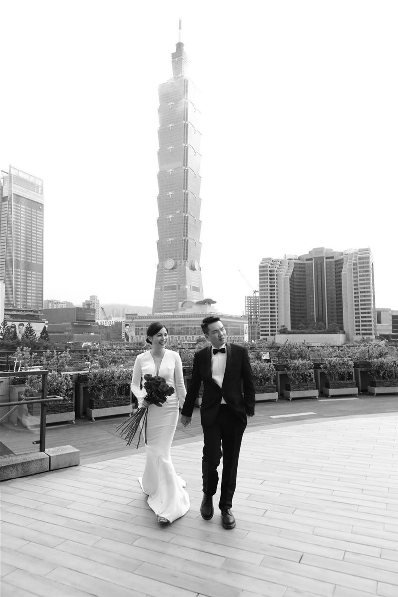 國民黨北市議員鍾沛君分享與交往3年的歌手男友陳布朗結婚的婚紗照。鍾沛君提供