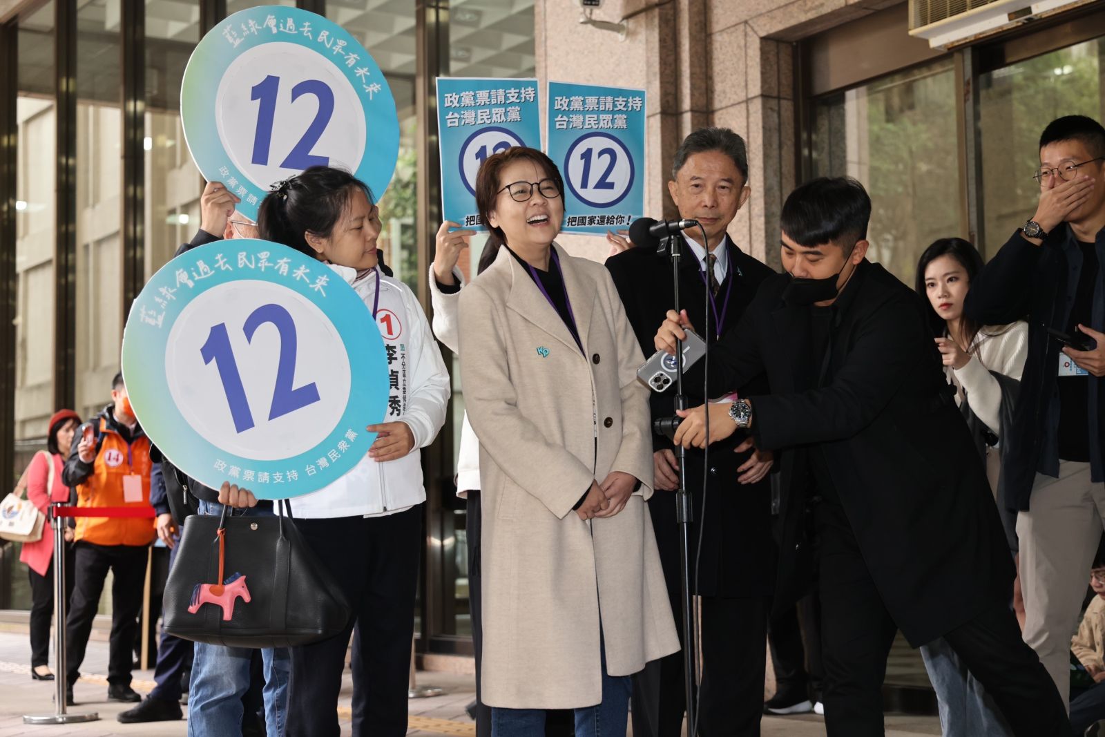 中選會今(20日)舉行第11屆全國不分區及僑居國外國民立法委員選舉政黨號次抽籤。林啟弘攝