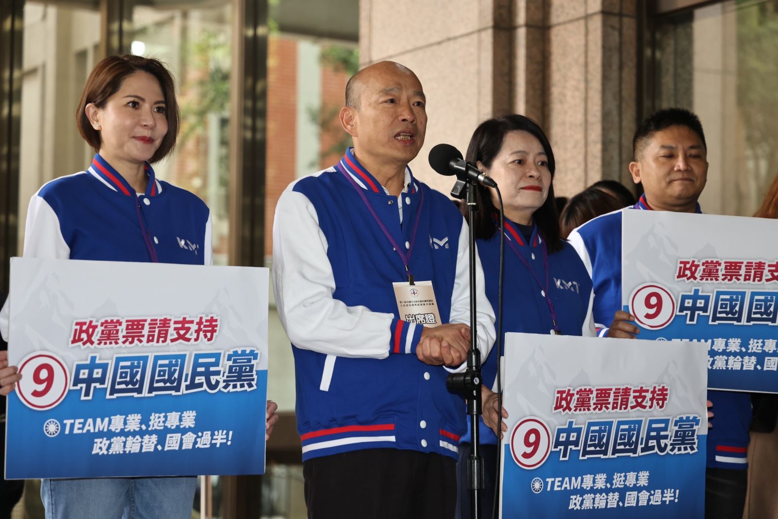 中選會今(20日)舉行第11屆全國不分區及僑居國外國民立法委員選舉政黨號次抽籤。林啟弘攝