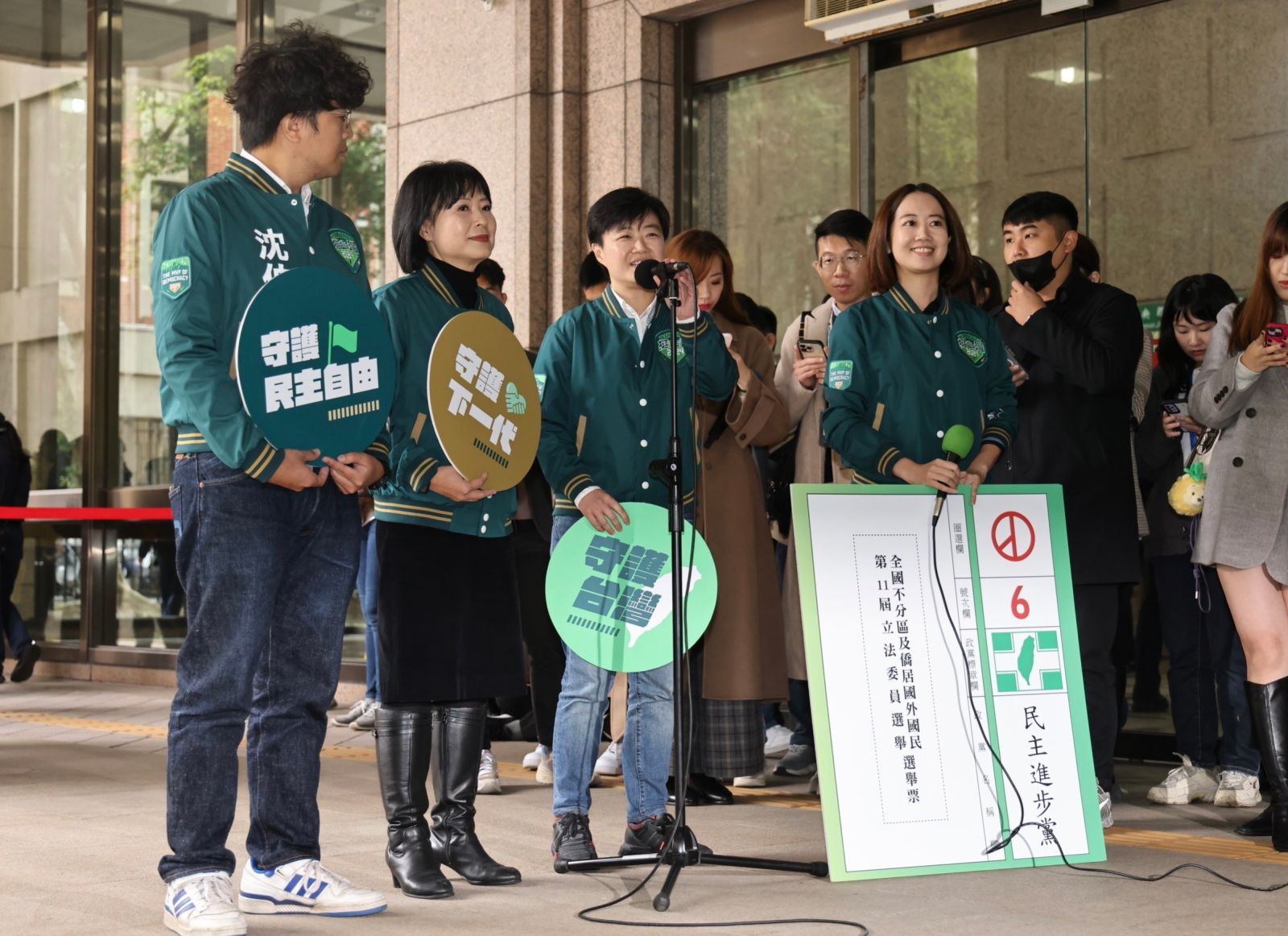 中選會今(20日)舉行第11屆全國不分區及僑居國外國民立法委員選舉政黨號次抽籤。林啟弘攝