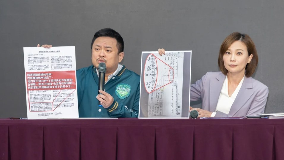 賴清德競發言人郭雅慧(右)與民進黨立委洪申翰(左)25日一同召開記者會。賴清德競總提供