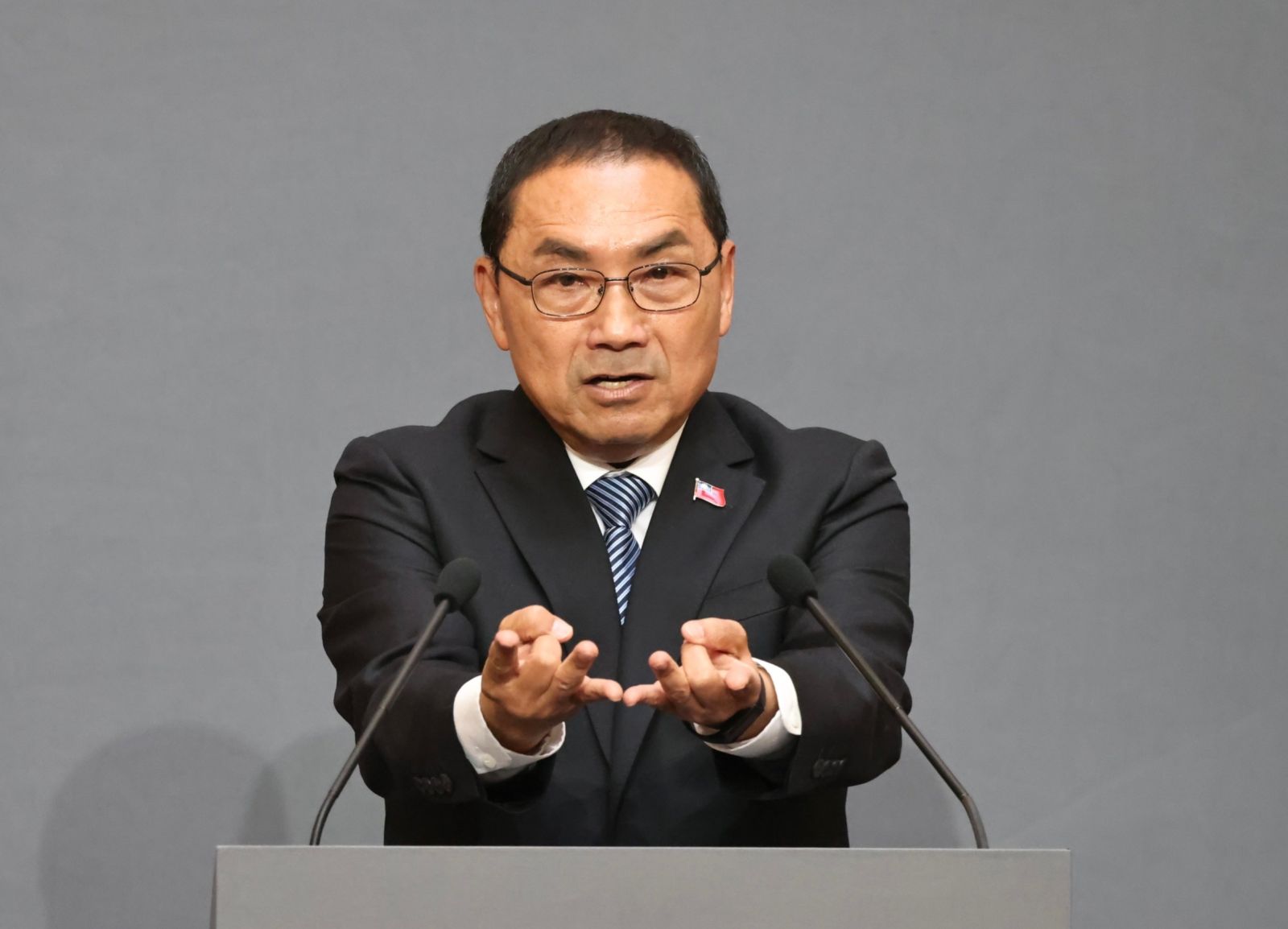 侯友宜以雙手比出「佛光山喜樂手勢」，代表「你好，我好，大家都好」。林啟弘攝