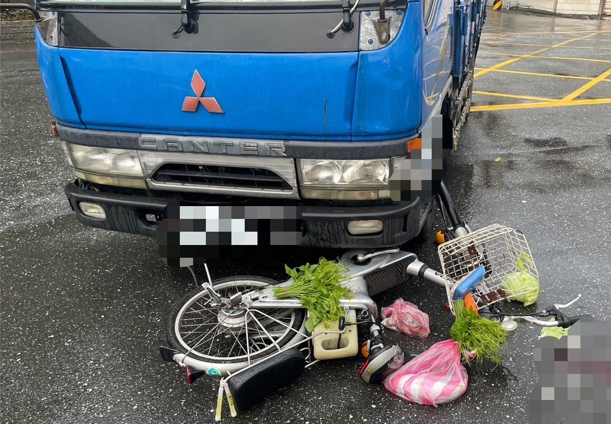 張美慧競總的19歲藍姓工讀生無照駕駛小貨車,與騎乘電動輔助自行車的64歲婦人對撞,婦人傷重送醫陷昏迷,經連日搶救仍不幸身亡。翻攝照片