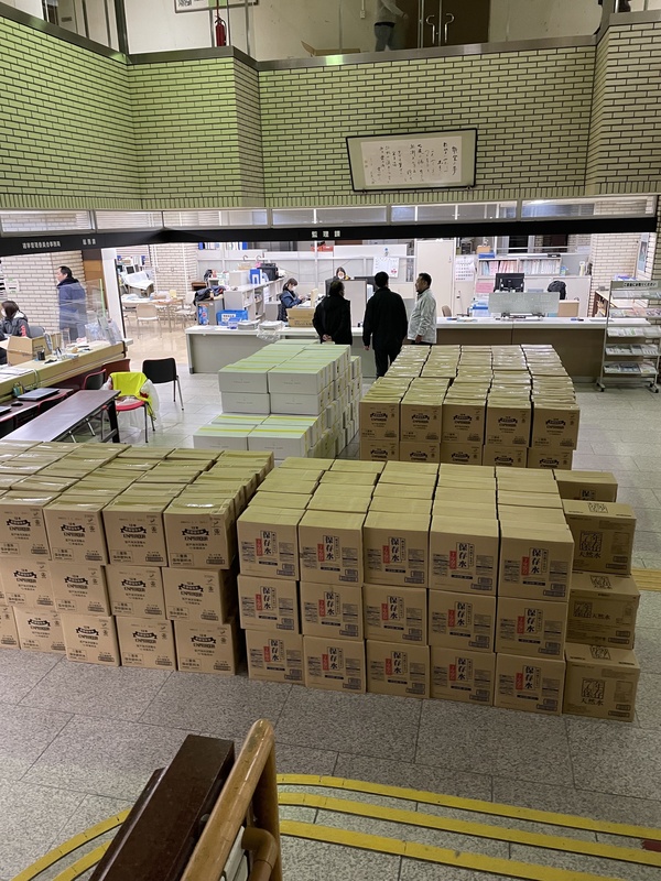 日本能登強震後,各地物資湧入災區。七尾市役所內,物資擺放整齊,有條不紊。中央社