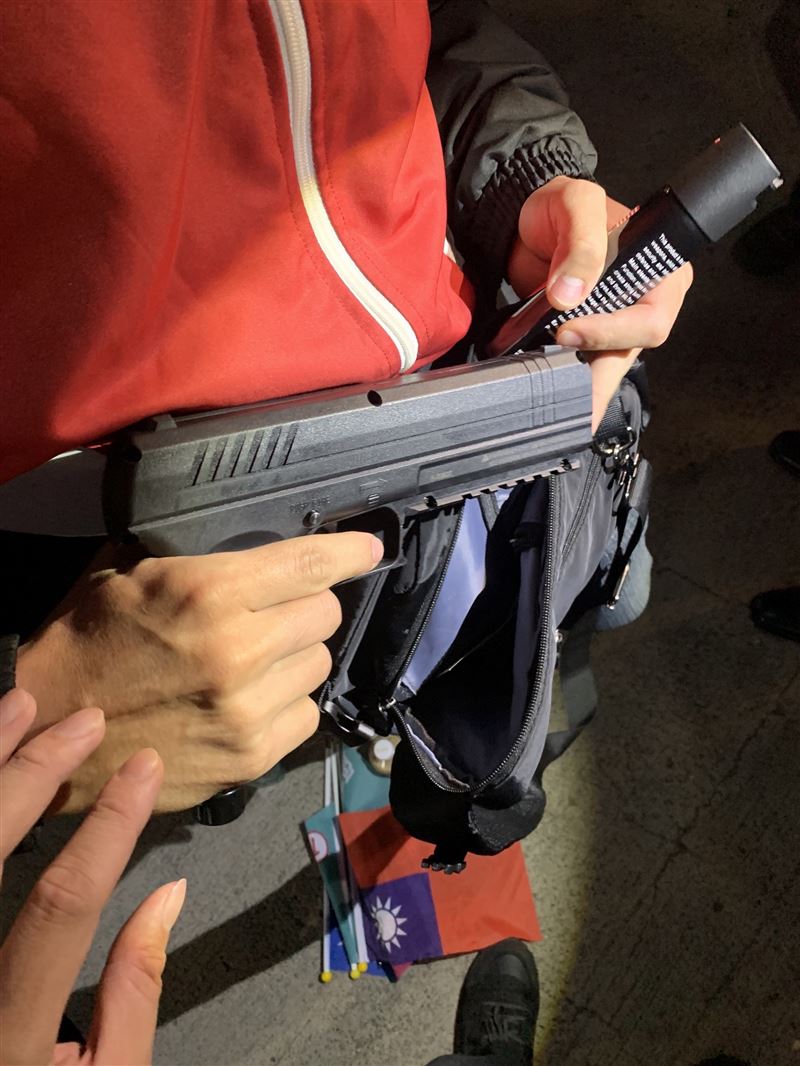 維安查獲一名32歲男子無故攜帶鎮暴槍1把。柯競辦提供