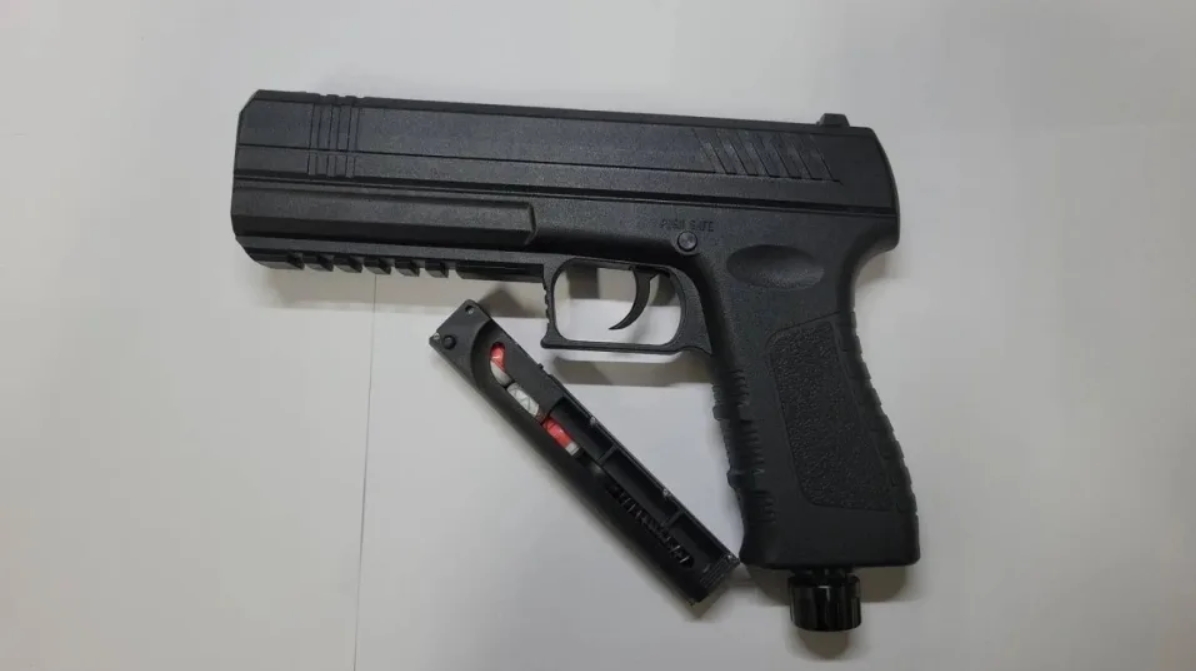 警方初步鑑定,該槍枝為空氣槍。警方提供
