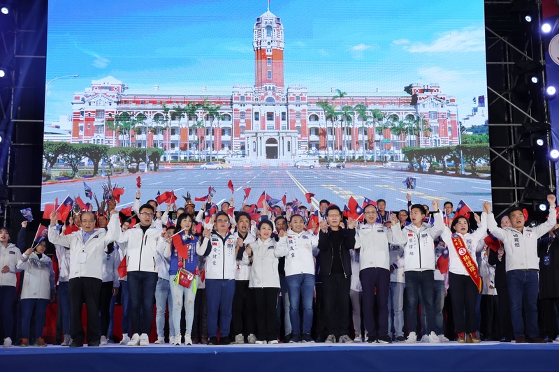 國民黨8日在台中高鐵站旁舉行團結造勢晚會,朱立倫、侯友宜、趙少康以及盧秀燕高喊「凍蒜」口號。中央社
