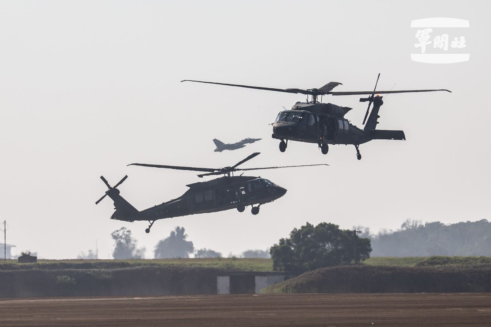特戰官兵搭乘陸航UH-60M黑鷹直升機,執行空中突擊作戰。軍聞社