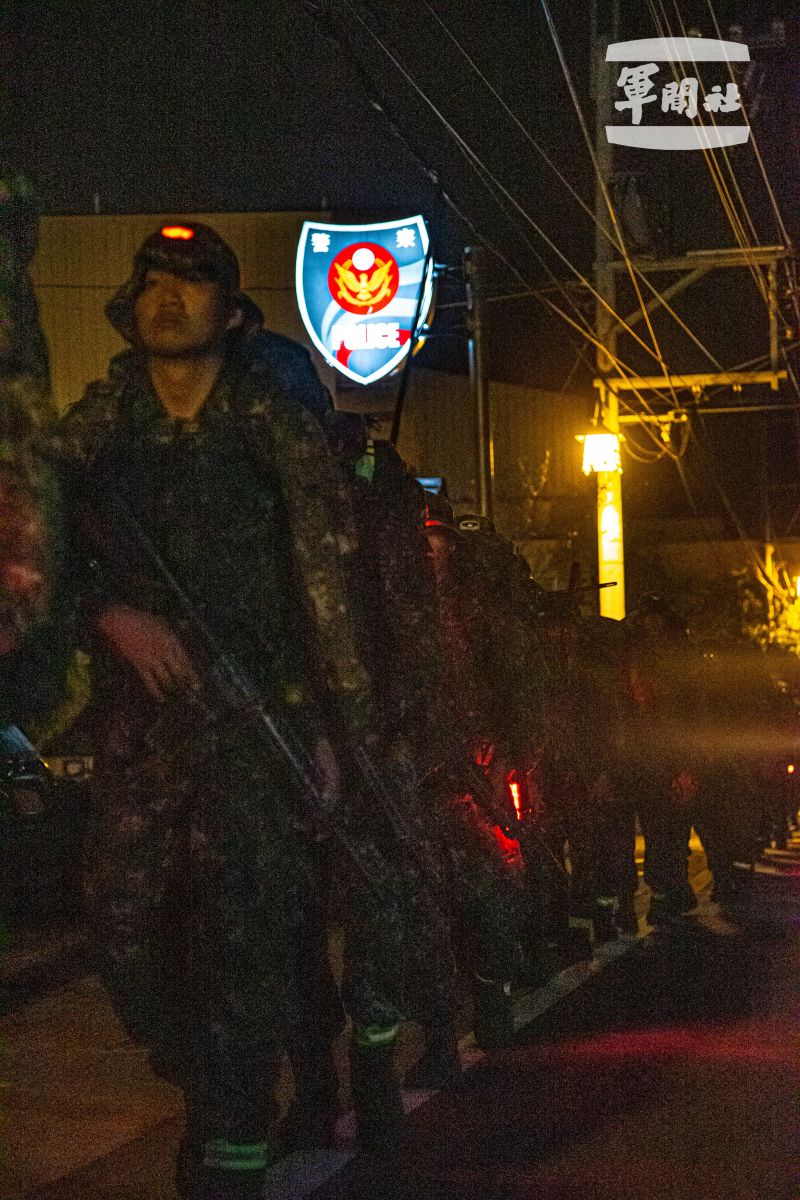 戰術任務訓練的最後一日,特戰部隊於凌晨展開夜行軍。軍聞社
