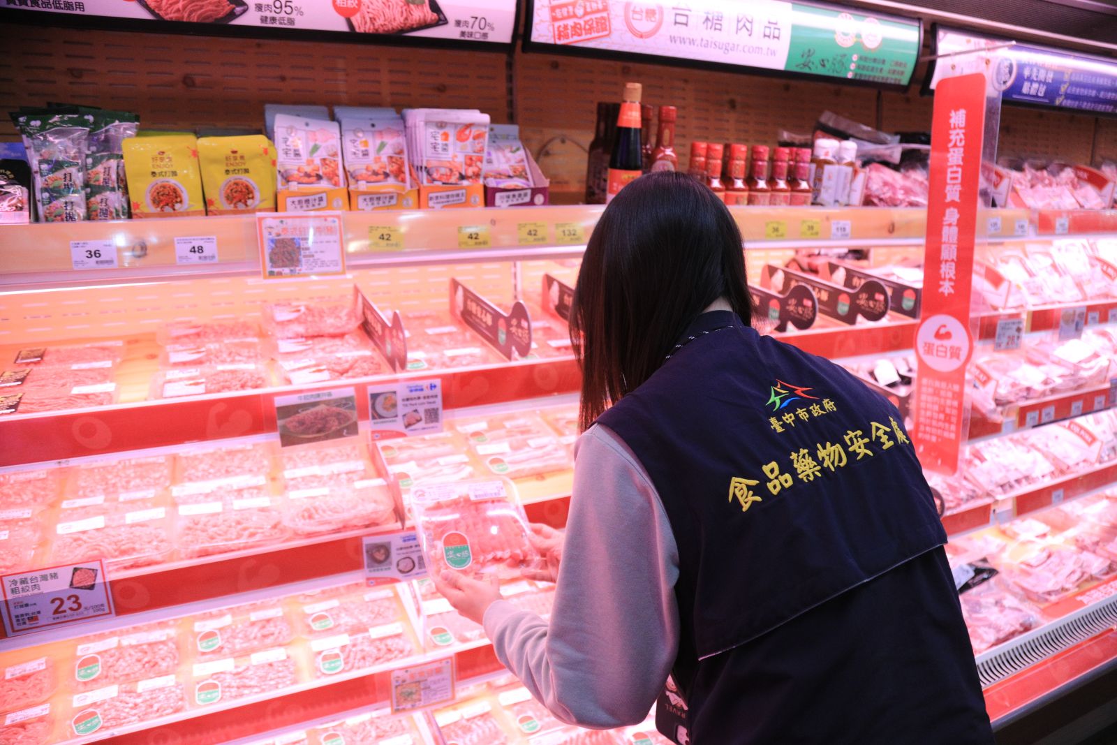 中央、地方定調台糖瘦肉精事件是單一個案。圖為中市府稽查員視察肉品狀況。台中市政府提供