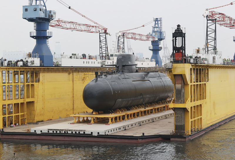 艦艏上方直立鰭狀物截收聲納(incept sonar),以及艦艏、船舷側視聲納陣列(flank sonar array)、魚雷管、進排水口等系統都清楚可見。 中央社
