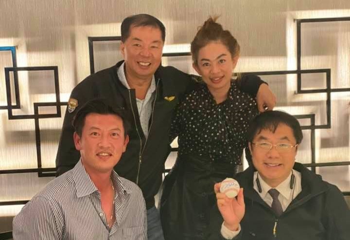 立委謝龍介爆料,台南市長黃偉哲(前右)因納骨塔弊案與潘新傳(後左)、潘妻王曉嵐(後右)關係交惡。翻攝潘新傳臉書