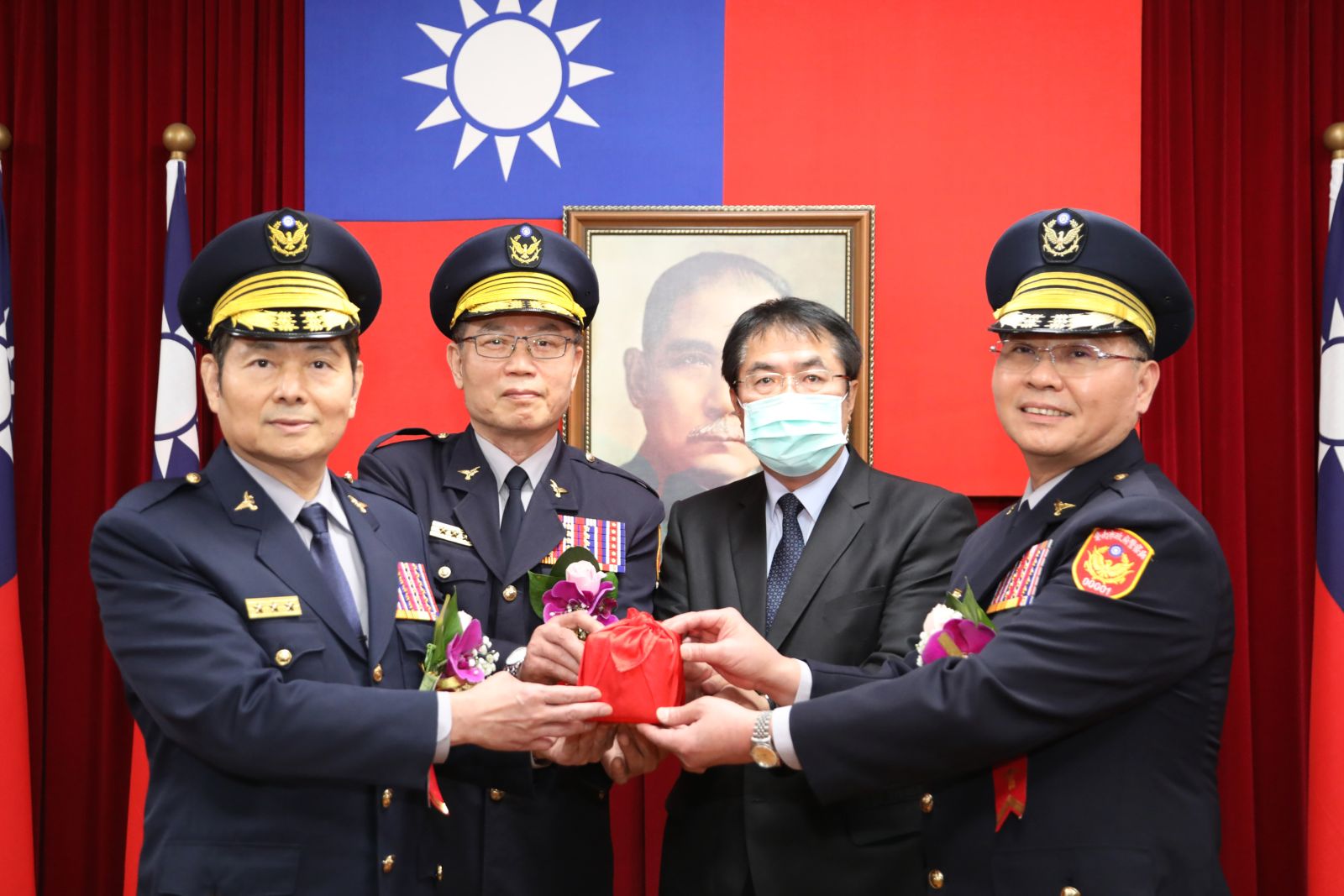 方仰寧(右)在2021年1月接任台南市警察局長,並與綠營關係良好。資料照片