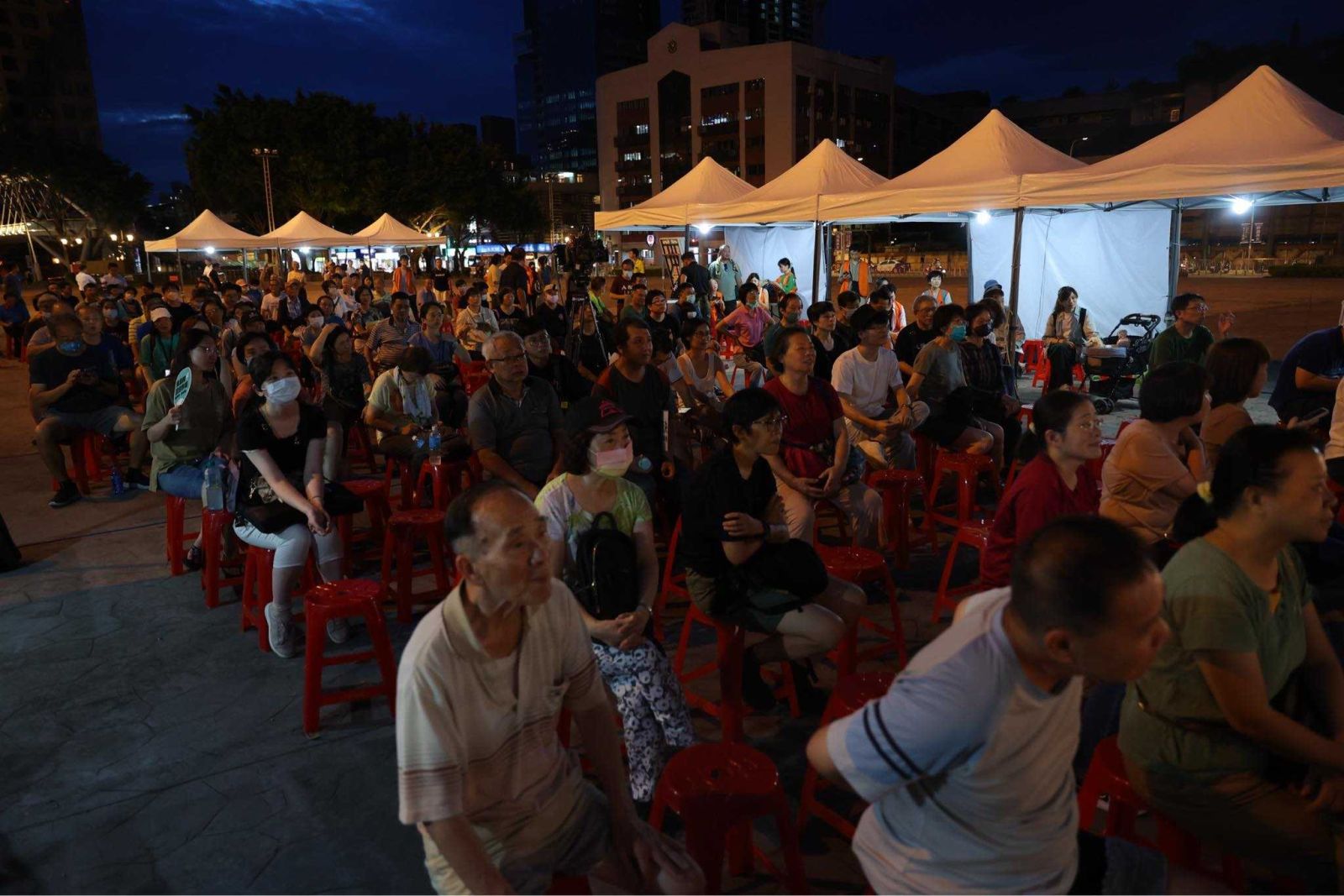 台灣公民陣線14日晚間在板橋新北市運動廣場,舉行「反國會濫權,與葉元之對話」活動。台灣公民陣線提供