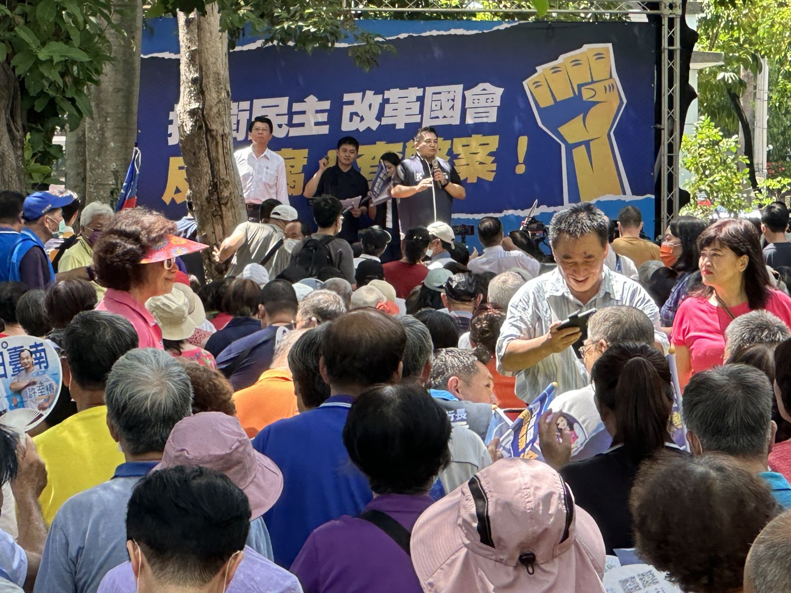 國民黨「捍衛民主、改革國會」台南站參與人數不多,設備屬於陽春版。辛啓松攝
