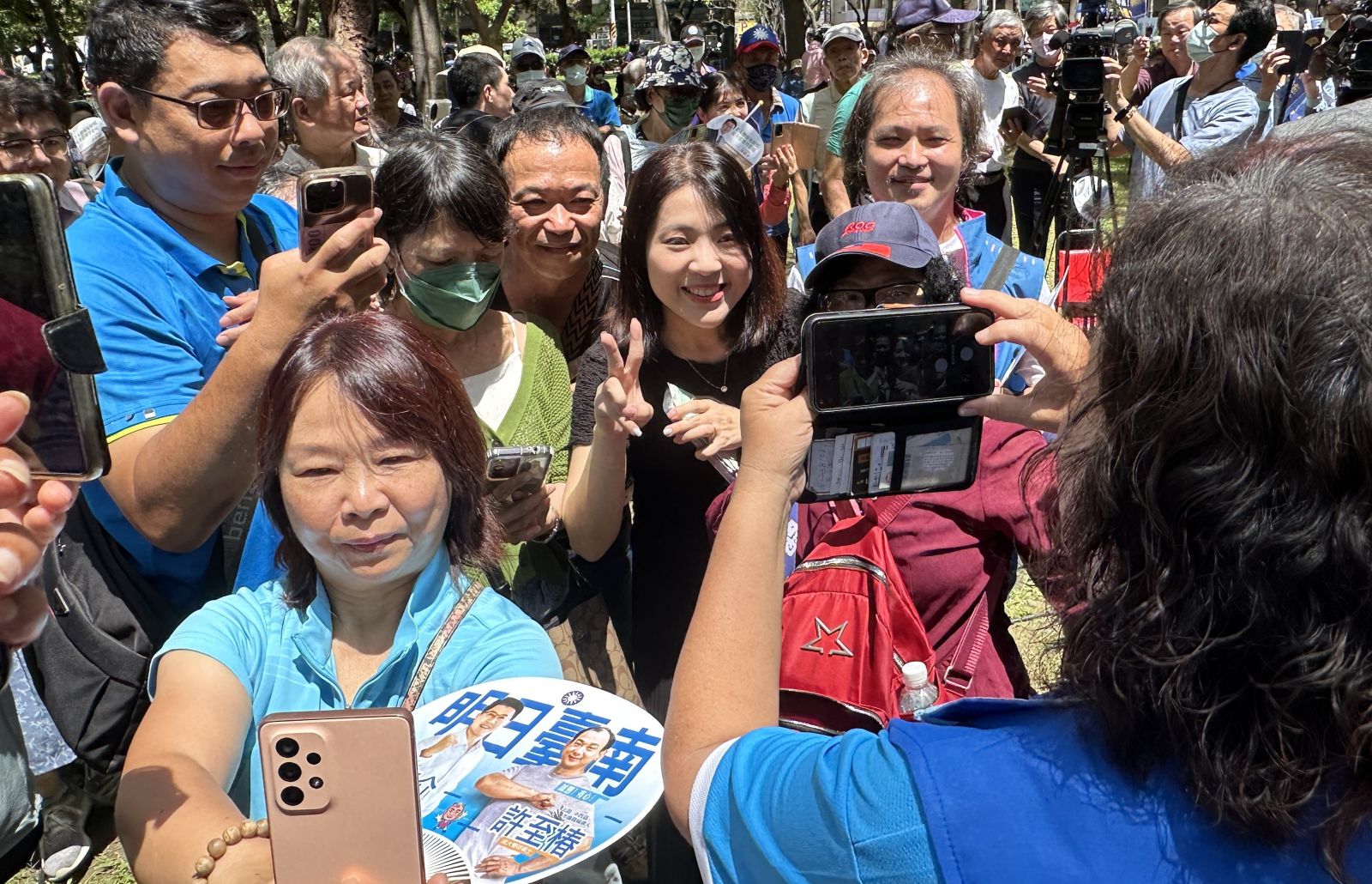 國民黨立委徐巧芯擁有超高人氣,頻被婆媽包圍。辛啓松攝