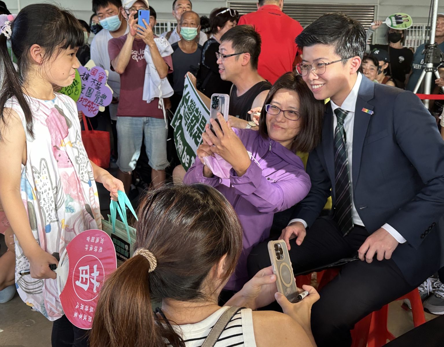 台北市議員苗博雅是綠營宣講群的人氣王,群眾爭相合影。辛啓松攝