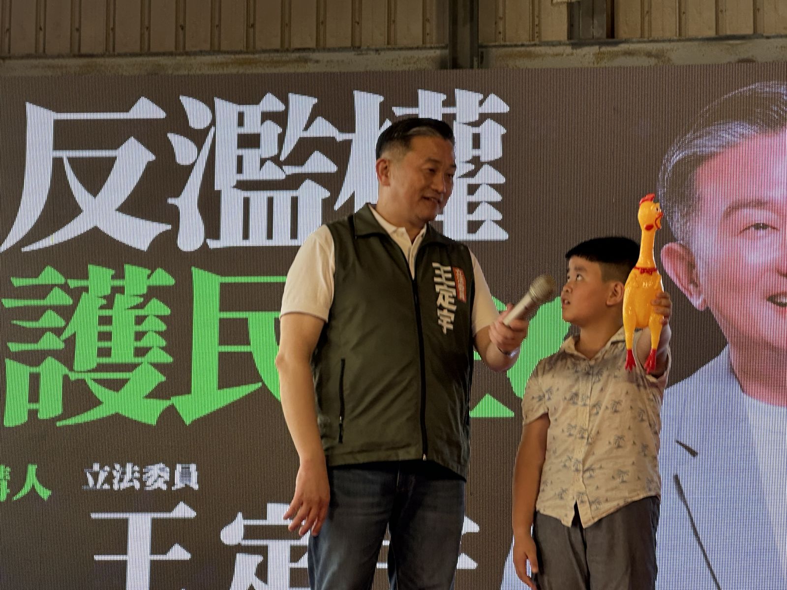 民進黨是街頭運動起家,善於宣講造勢。圖為立委王定宇與孩童配合宣講。辛啓松攝