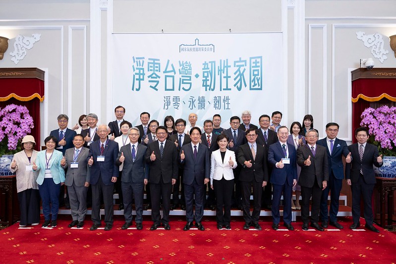 國家氣候變遷對策委員會第一次會議今在總統府召開,賴清德與委員合影。總統府提供