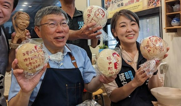 民眾黨台南市黨部前主委蔡宛秦(右)要求廠商出面說清楚,還黨一個清白。蔡宛秦提供
