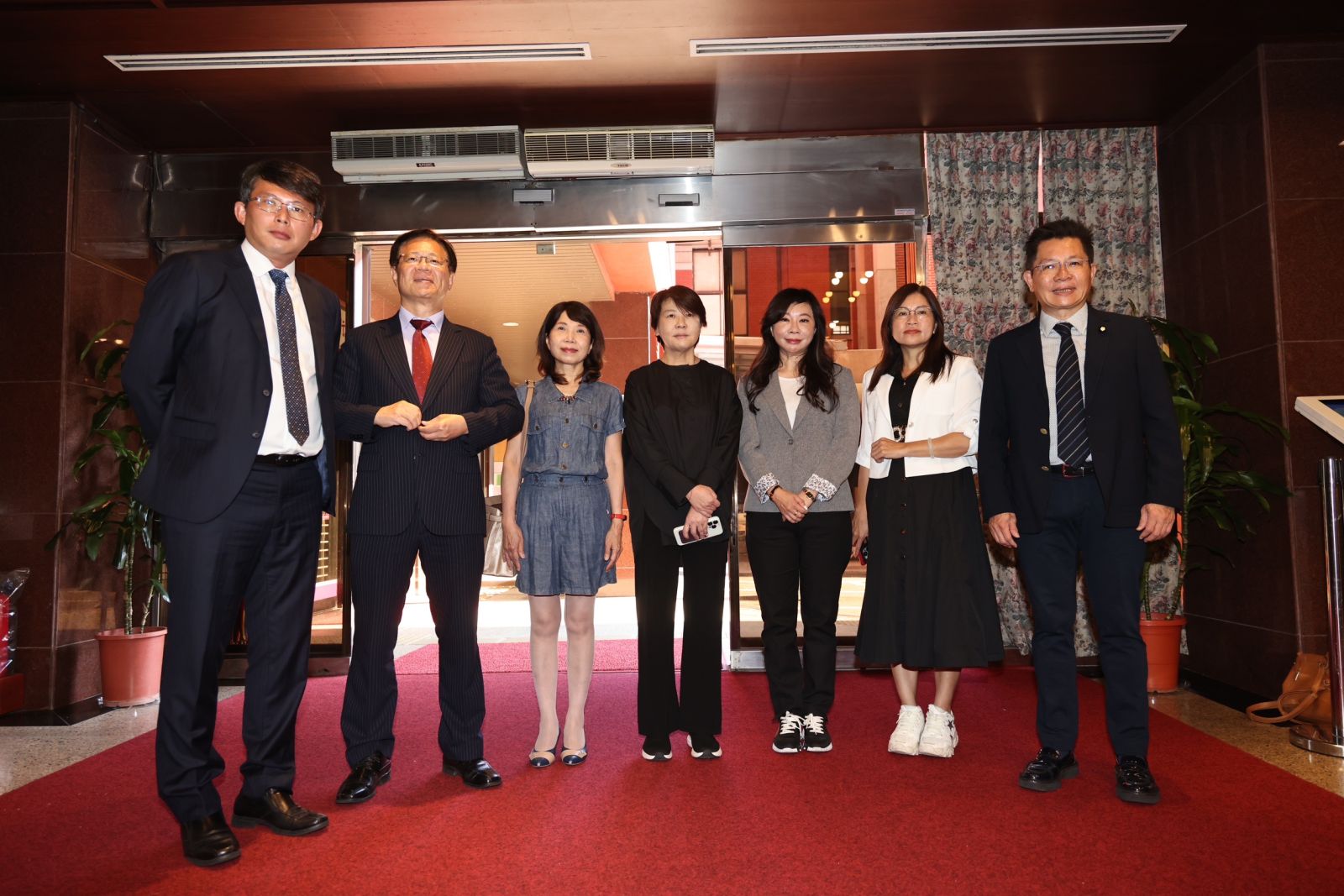黃國昌今早率領黨籍立委聯合報到,並接受媒體聯訪。林啟弘攝